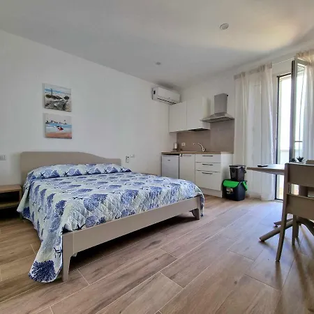 La Casa Di Enzo 30 Mt Dal Mare 3*